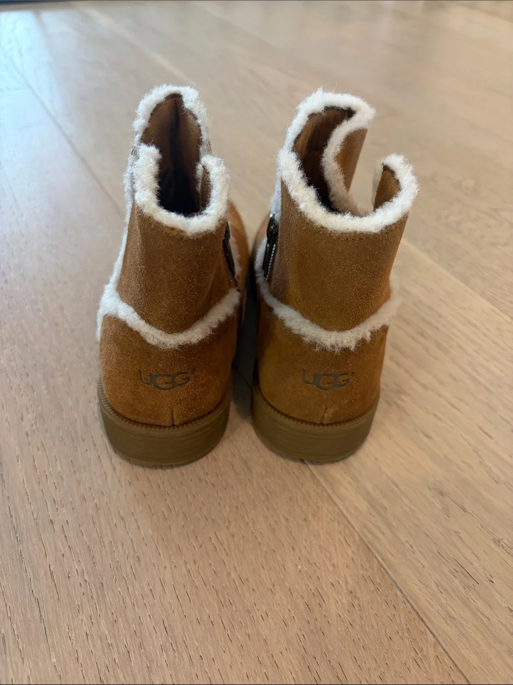 UGG Kids Chestnut Suede Shearling-Trim Boots - size 1